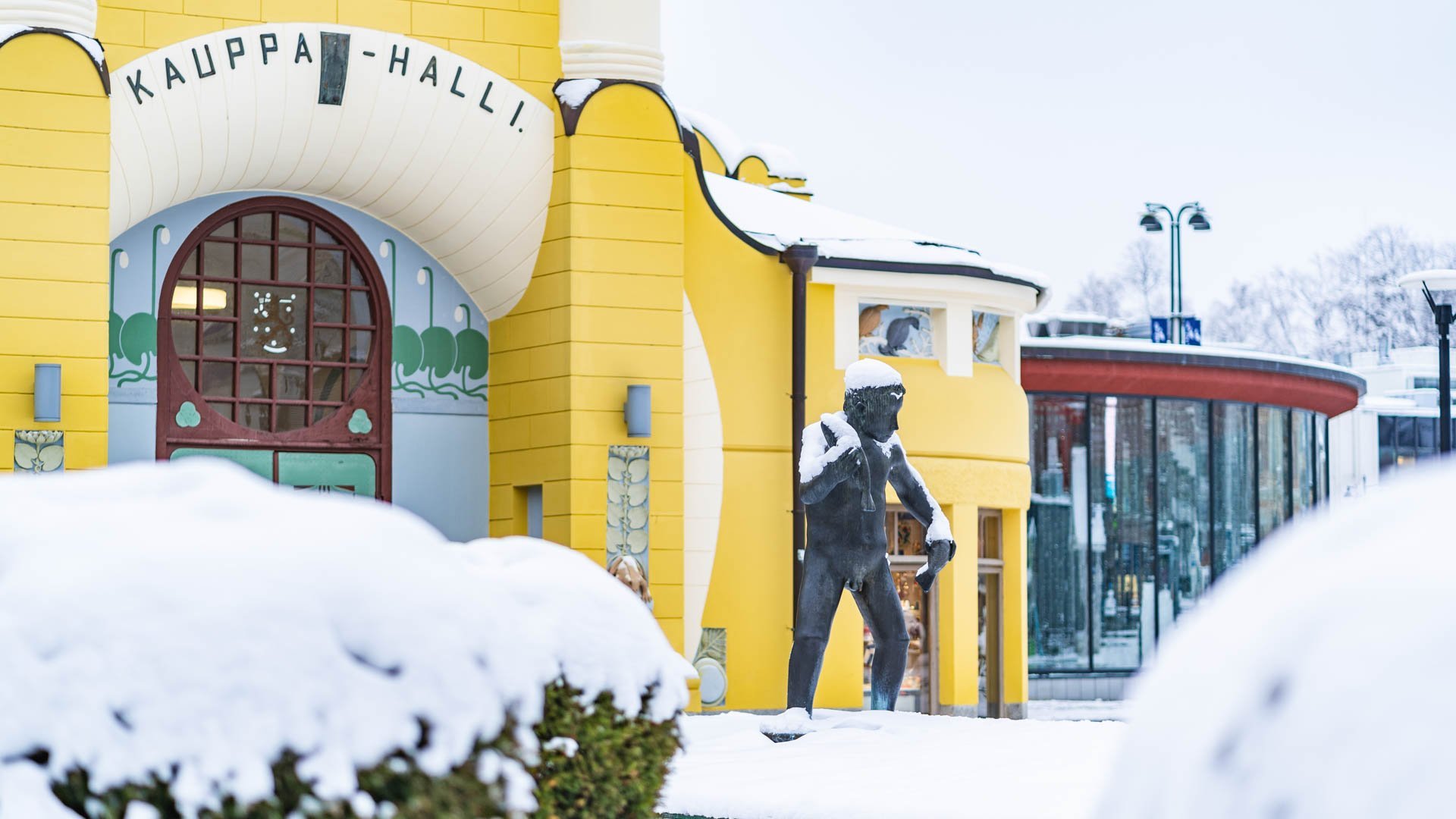 Kuopion tammimarkkinat, Kauppahalli ja Velj-mies patsas talvella