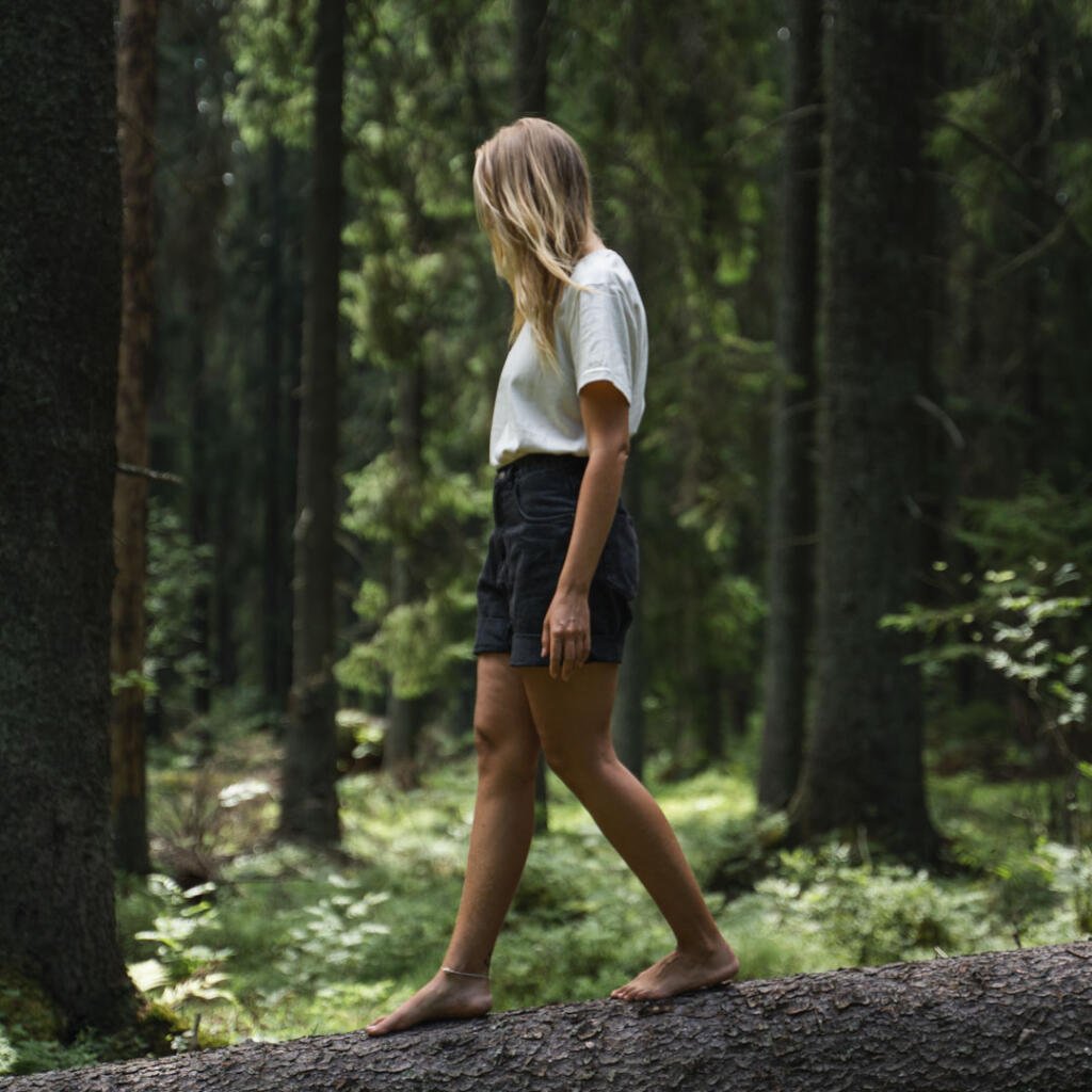 Puijon metsä, nainen kaatuneella puunrungolla